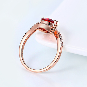 Anello con fascia intrecciata ovale con zirconi rossi, tono oro rosa, pavé di piccoli zirconi, anello di promessa elegante, gioiello da matrimonio, regalo per donna - Product Image 5