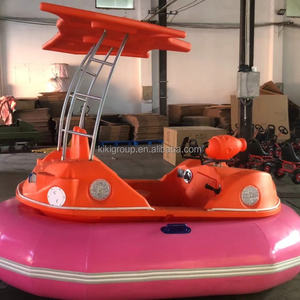 Bateau tamponneur électrique QIQU 24V à moteur sans balais, 3 places, en PE, avec pistolet à eau, lumières LED et musique, pour usage commercial en <span class=keywords><strong>parc</strong></span> aquatique - Product Image 2
