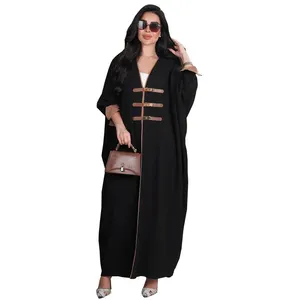 Vente en gros dernier Eid Dubai élégant Turquie luxe modeste Abaya avec bouton en cuir femmes robe musulmane caftan ouvert Abaya