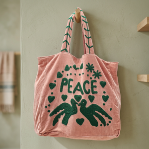 กระเป๋าโท้ทกำมะหยี่สีชมพูสั่งทำขายส่ง พร้อมลายปักอักษร PEACE สีเขียว รูปนกพิราบ หัวใจ และลายดอกไม้สุดเก๋ - Product Image 1