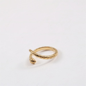 Anillo Delicado Chapado en Oro de 18k, Anillo de Acero Inoxidable con Forma de Serpiente - Product Image 3