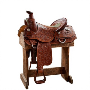 Selle de course anglaise en cuir de buffle 100% gravée à la main BS International NA81, selle de cheval de luxe unisexe en bois, personnalisable - Product Image 1