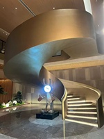 Escalier en spirale courbé moderne VIKO 2026 de haute qualité pour l'intérieur avec éclairage LED, marbre et verre trempé