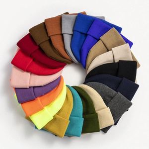 Vente en gros de bonnets en tricot noirs personnalisés avec logo, imprimés en sérigraphie, promotionnels - Product Image 1