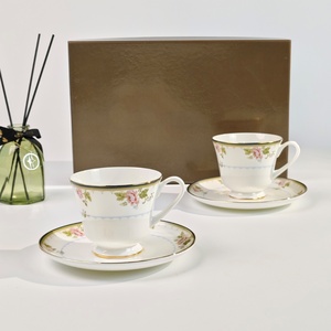 Venta al por mayor de fábrica: Juego de té de porcelana fina vintage de lujo para el regreso a clases, taza de café con platillo y borde dorado, apto para lavavajillas y microondas. - Product Image 1