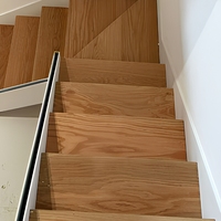 Marches et contremarches d'escalier en bois massif de chêne rouge, design multicouche durable, style moderne et minimaliste pour villas et duplex intérieurs