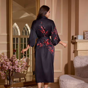 Robe de <span class=keywords><strong>nuit</strong></span> en satin de luxe Lumee Sexy avec imprimé léopard - Plusieurs motifs imprimés pour femmes - Tissu en satin de haute qualité - Product Image 4