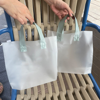 Sac en plastique de transport en polyéthylène PE réutilisable recyclé personnalisé Sacs à provisions en plastique PE à boucle souple avec poignées pour vêtements