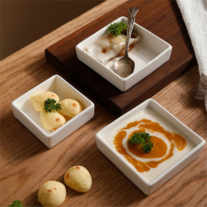 Piatto Quadrato Semplice in Ceramica Bianca per Salse, Antipasti, Tapas, Condimenti - Mini Vassoio per Uso Quotidiano in Casa, Ristorante, Hotel - Product Image 1