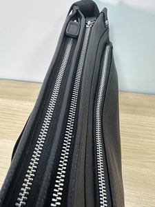 2025 Sac à main pour femme sac à main en cuir de couleur noire classique, présentant une finition en cuir souple et texturé. - Product Image 5