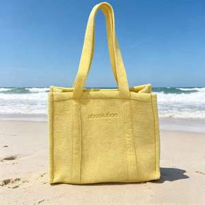 กระเป๋าผ้าเทอร์รี่คุณภาพสูงสำหรับชายหาด กระเป๋าช้อปปิ้งสำหรับผู้หญิงแบบใช้ซ้ำได้ สีเหลือง พับเก็บได้ กระเป๋าเดินทางไปชายหาด พร้อมโลโก้ปัก - Product Image 4