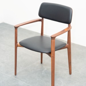 Chaise de salle à manger contemporaine en bois de frêne massif avec assise et accoudoirs rembourrés, mobilier de salle à manger moderne pour la maison et l'hôtel PISANO - Product Image 5