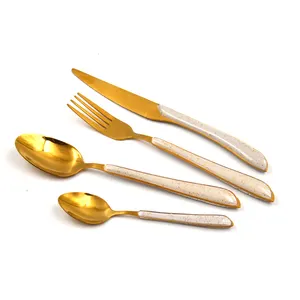 طقم ادوات المائدة الذهبية المكون من 4 قطع من الفولاذ المقاوم للصدأ