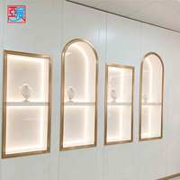 Vitrine de présentation de bijoux en or rose sur mesure avec éclairage LED, à fixer au mur