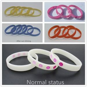 سوار سيليكون ناعم لمراقبة الأشعة فوق البنفسجية من SunSense، يمكن نقش النص أو الشعار حسب الطلب، مثالي للرياضة والأنشطة الخارجية - Product Image 2