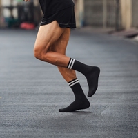 Chaussettes de sport rayées de grande marque, chaussettes de compression professionnelles, chaussettes de cyclisme avec logo personnalisé, chaussettes de performance blanches et noires