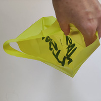 Sac de courses promotionnel personnalisable en polyéthylène CPE givré, fin, jaune, avec poignée découpée, imprimé en héliogravure, recyclable