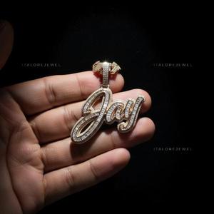 Colgante de Plata de Ley 925 con Moissanita y Acabado con Aspecto de Diamante de Alto Brillo, Diseño JOY Script, para Joyería Urbana Contemporánea - Product Image 5