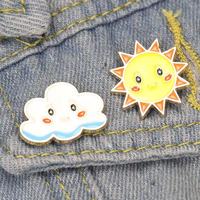 En gros, Nouvelles Broches de revers en métal émaillé, créatives et adorables, à motifs de dessins animés Soleil et Lune, Nuage et Étoile, pour enfants