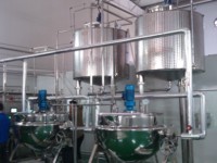 Machine de remplissage automatique complète Golden Machinery pour bouteilles en plastique et en verre de 200 ml (lait, jus de graines, jus d'aloe vera, jus de mangue, huile moteur)