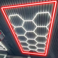 Lampe hexagonale de luxe en nid d'abeille de vente d'usine lumière LED détaillant des lumières pour la lumière de travail hexagonale de garage de salle d'exposition de voiture