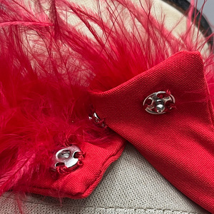 Top Corto Rojo Personalizado Jancoco para <span class=keywords><strong>Mujer</strong></span>, Chaleco Voluminoso con Plumas de Avestruz Genuinas para Otoño e Invierno, Estilo Glamuroso - Product Image 4