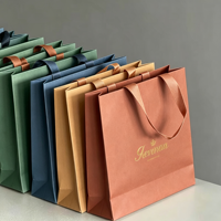 Sac cadeau en papier cartonné blanc de luxe, impression de logo personnalisée, poignée renforcée, capacité de charge de 6 à 9 kg, emballage haut de gamme pour parfums, cosmétiques, boutique
