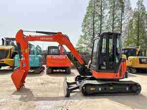 Excavatrice Hitachi ZX50 5 tonnes d'occasion en parfait état, faible nombre d'heures de travail, moteur Isuzu, pince en caoutchouc en stock - Product Image 3