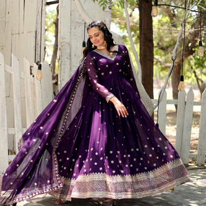 Traje Anarkali Moderno Morado de Georgette Sintético con Bordado y Lentejuelas para Fiesta, Boda, Diwali y Baile de Graduación - Product Image 1