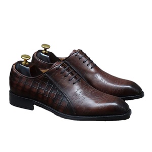 รองเท้าหนังพรีเมียมผู้ชายสไตล์อังกฤษแบบมีลายสลัก หัวแหลม พื้นหนา มีเชือกผูก ระบายอากาศได้ดี เหมาะสำหรับใส่ทำงานหรือลำลองในฤดูใบไม้ร่วง ลายเสือดาว - Product Image 1