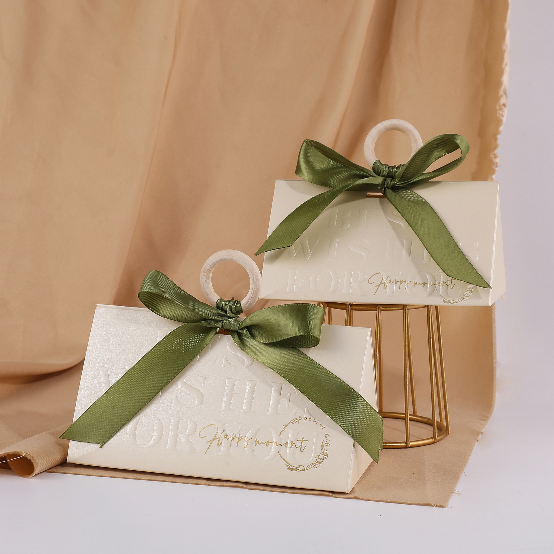 Nouvelle boîte beige-ruban vert brillant
