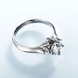 Anello di Fidanzamento Classico a Quattro Punte con Zirconi per Donne, Gioiello Elegante e Scintillante - Product Image 6