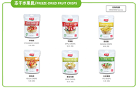 Gezonde fruitsnacks, knapperige gevriesdroogde gele perzikchips, vacuüm verpakt.