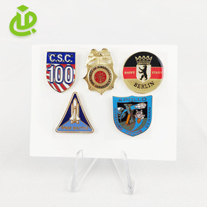 Broches de metal para mochila con letras impresas de oración y invocación de demonios, forma 3D, esmalte duro, galvanizado, impresión UV, moda deportiva - Product Image 5