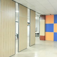 Cloisons acoustiques mobiles modernes en métal sans rail, isolation phonique élevée (max 53 dB) pour salle de sport et salle de conférence