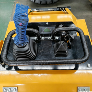Mini-chargeuse compacte Ce Epa Engine avec modes de déplacement commutables, passage libre entre chenilles et pneus - Product Image 5