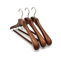 Cintres de luxe en bois avec crochet plat et barre ronde de flocage pour vêtements, présentoirs d'hôtel, manteaux cintres en bois