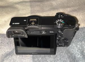 Marca para cámara sin espejo <span class=keywords><strong>Sony</strong></span> Alpha <span class=keywords><strong>A6000</strong></span> con Exmor HD CMOS 24,3 MP ISO 100-25600 25 puntos CD-AF Tarjeta SD - Product Image 2