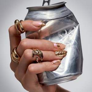 BTARTBOX Uñas Postizas de Gel Suave, 32 Piezas, Almendradas Cortas, Lujosas, 3D Doradas, Hechas a Mano, Listas para Usar, con Pegamento - Product Image 1