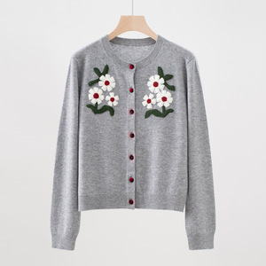 Nuovo arrivo maglione <span class=keywords><strong>cardigan</strong></span> 2025 autunno inverno maglieria donna affascinante fiore ricamato manica lunga <span class=keywords><strong>blu</strong></span> <span class=keywords><strong>scuro</strong></span> top bianco <span class=keywords><strong>blu</strong></span> <span class=keywords><strong>scuro</strong></span> - Product Image 3