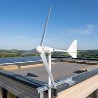 Éolienne à axe horizontal 2KW GWS-2000W à 3 pales haute efficacité avec ajustement automatique de la direction du vent pour la base de tour de télécommunications