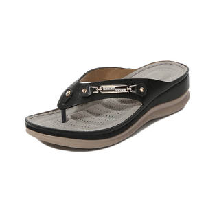 Sandalias con sujeción a los dedos para mujer, hebilla de Metal con diamantes de agua, ligeras, informales, ahuecadas, con tacón inclinado, chanclas de talla grande - Product Image 4