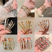 Bracelet Jonc Designer Étanche en Acier Inoxydable Plaqué Or 18 Carats avec Zircons, Motif Cœur Trèfle et Clou-Vis