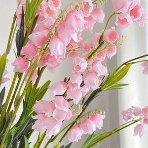 Orchidea a Campana Sfumata Lilla in Seta, Stelo da 80 cm, Fiori Artificiali Pendenti per Decorazioni Floreali per Archi Nuziali - Product Image 1