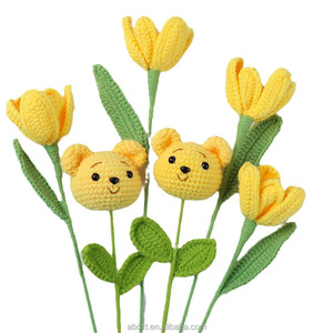 Orsetto di peluche fatto a mano all'uncinetto con adorabile bouquet di tulipani gialli, bouquet decorativo per Capodanno, bouquet da fiorista - Product Image 1