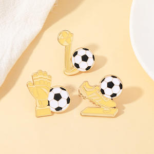 Pin de Solapa de Metal Esmaltado con Diseño de Trofeo de Fútbol de la Copa Mundial, Temática de Dibujos Animados, Precio de Fábrica al por Mayor, para Accesorios de Ropa - Product Image 1