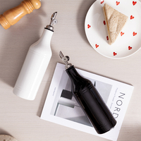 Bouteille d'huile liquide et de vinaigre en céramique de luxe avec soucoupe pour cuisine moderne avec logo personnalisé