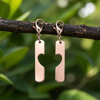 Breloques personnalisées en acier inoxydable en forme de cœur creux, logo gravé au laser, pendentif long double assorti, cadeau pour couples