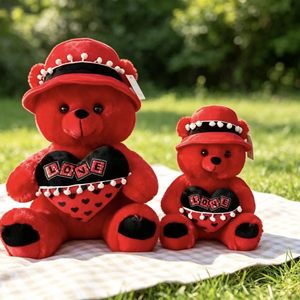 ตุ๊กตา<span class=keywords><strong>หมี</strong></span>สีแดงพร้อมลาย<span class=keywords><strong>ป</strong></span>ัก  ไส้ใยฝ้าย PP เหมาะสำหรับงานแต่งงานและวันวาเลนไทน์ ช่วยคลายเครียด - Product Image 1