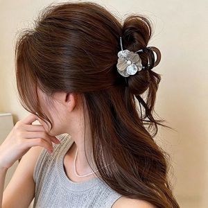 Nouvelle Pince à Cheveux Camélia Blanche Design Luxe Léger 2026 – Tendance et Exquise pour Femme – Vente en Gros de Bijoux - Product Image 3